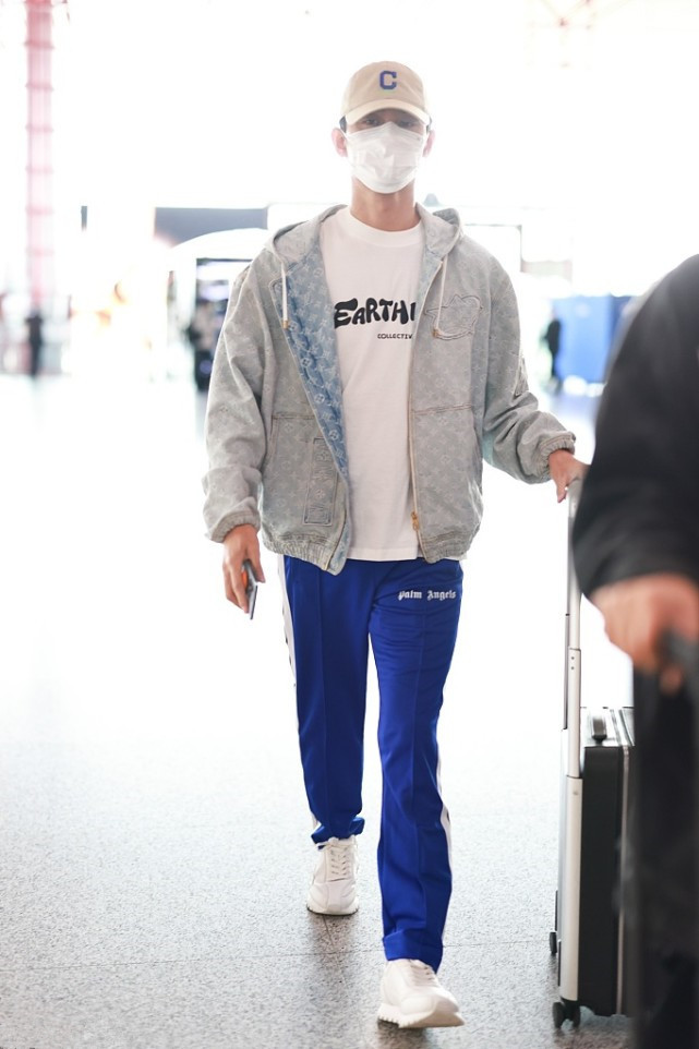 王凯还是小年轻，穿牛仔夹克下搭运动风裤子，少年感都出来了