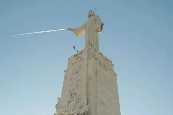 从没见过！在街上拍到了老爷爷头上喷白雾！原因......其实很好玩