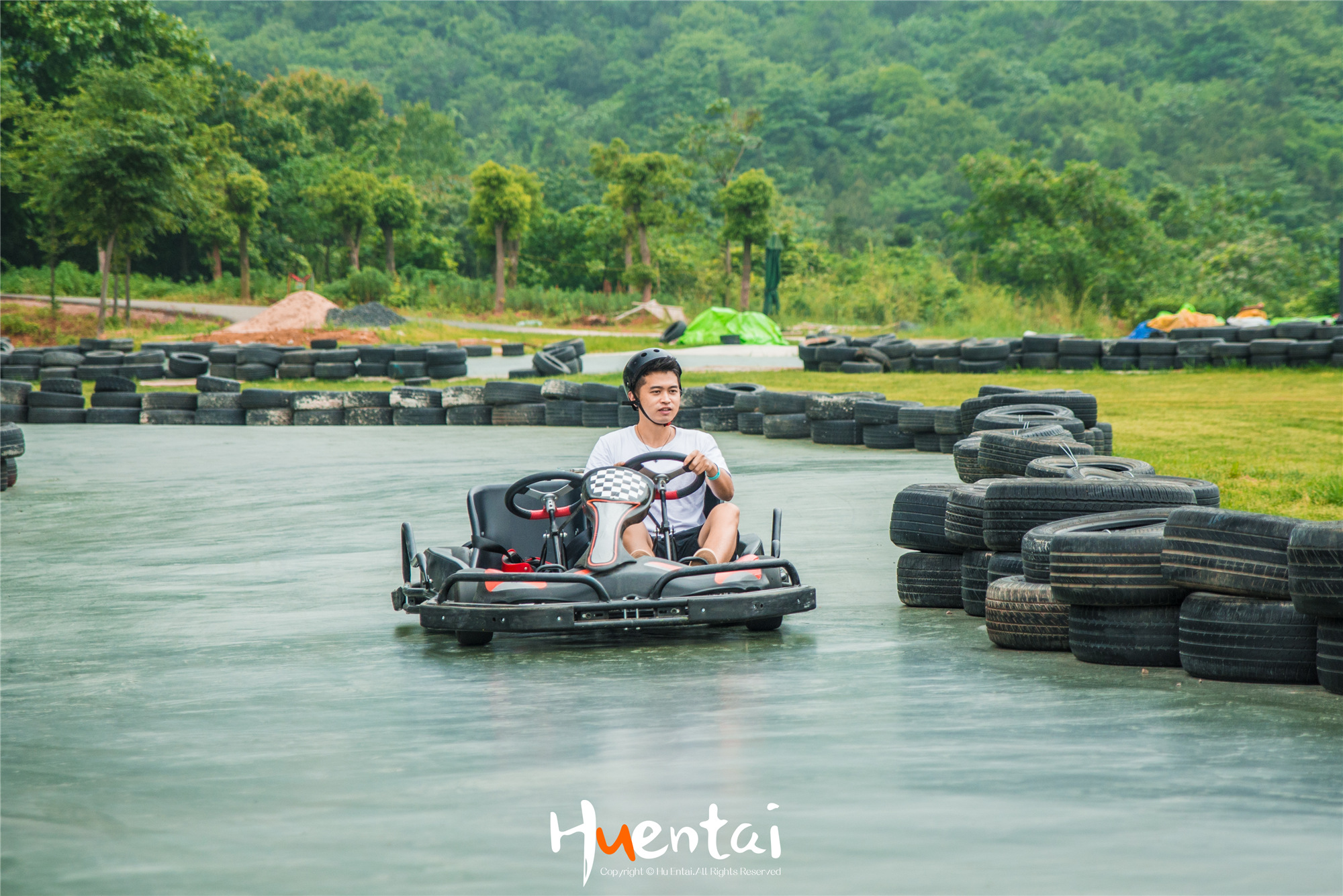 住星空帐篷吃土灶饭，看孔雀开屏，这个520就要来点不一样