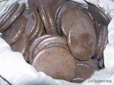 癞蛤蟆身上的白浆和皮是珍贵的中药材！一斤能卖上万元