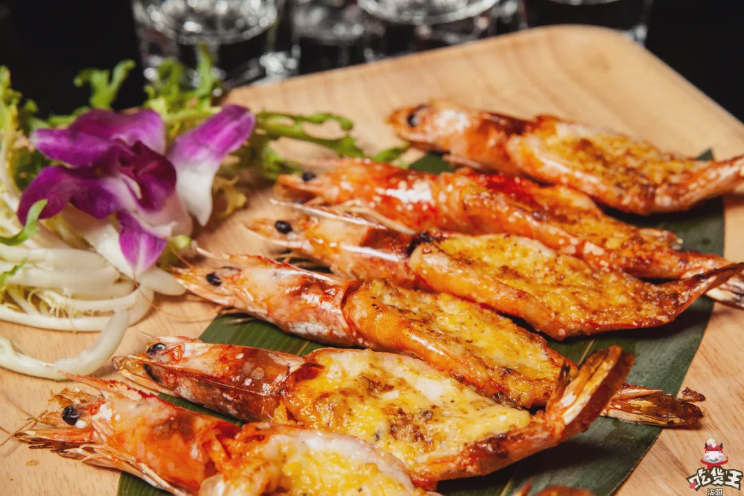 这家藏在居民楼里の「复古酒吧」，居然靠着“人气美食”上位？