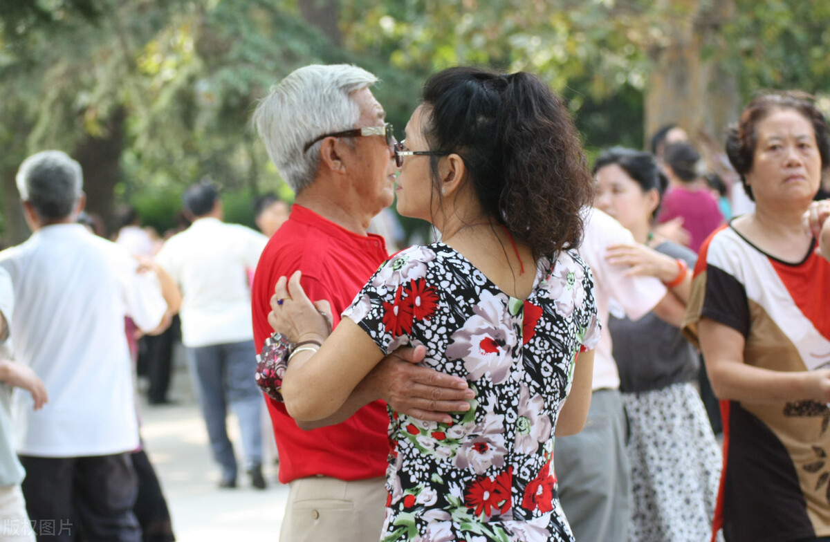 跳交谊舞平四的技巧,跳交谊舞的技巧