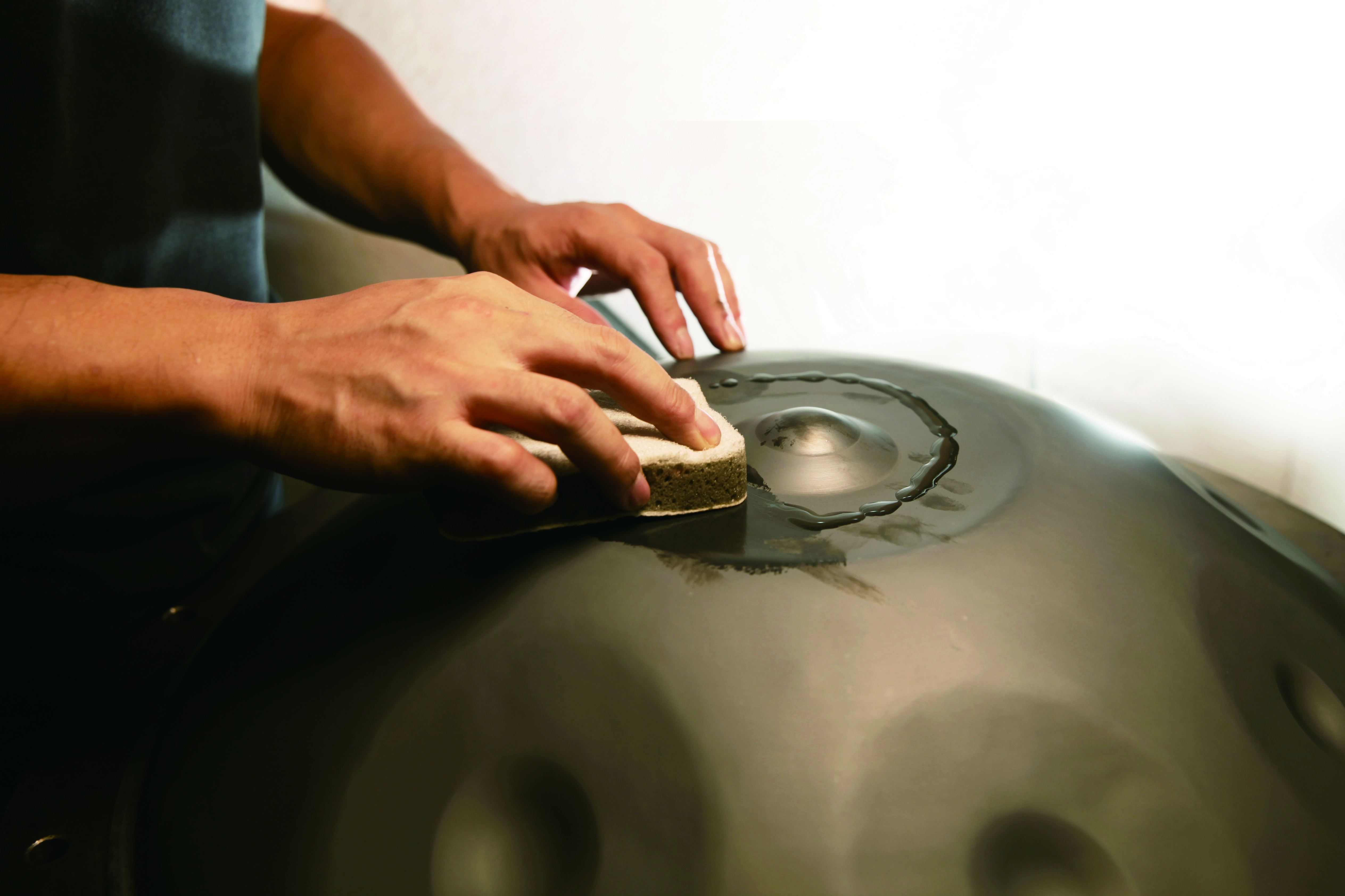 敲出空灵的乐器,像飞碟一样的敲打乐器