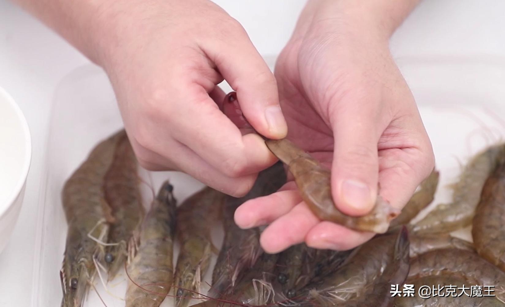 怎么完整剥虾壳取虾仁,剥虾仁剩下的虾壳的正确方法