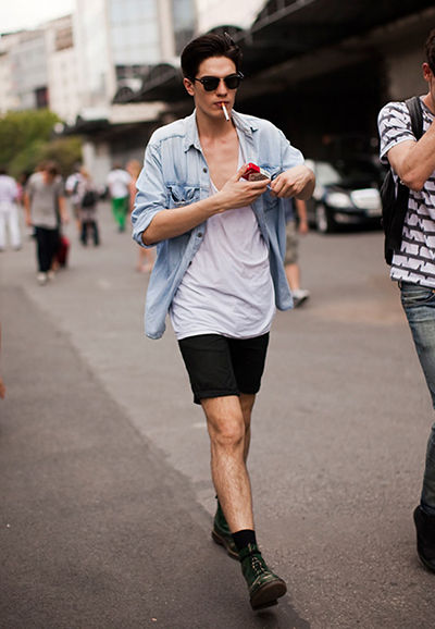 穿短裤阳光帅气男生,夏天男生短裤配什么鞋好看