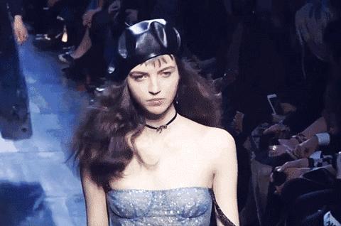 高低肩你怎么改善,怎样塑造好气质直角肩