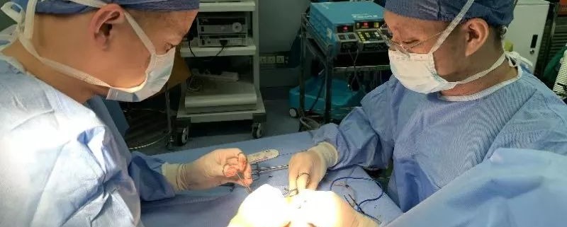 手指头被砸全过程,18岁男子手指被砸破