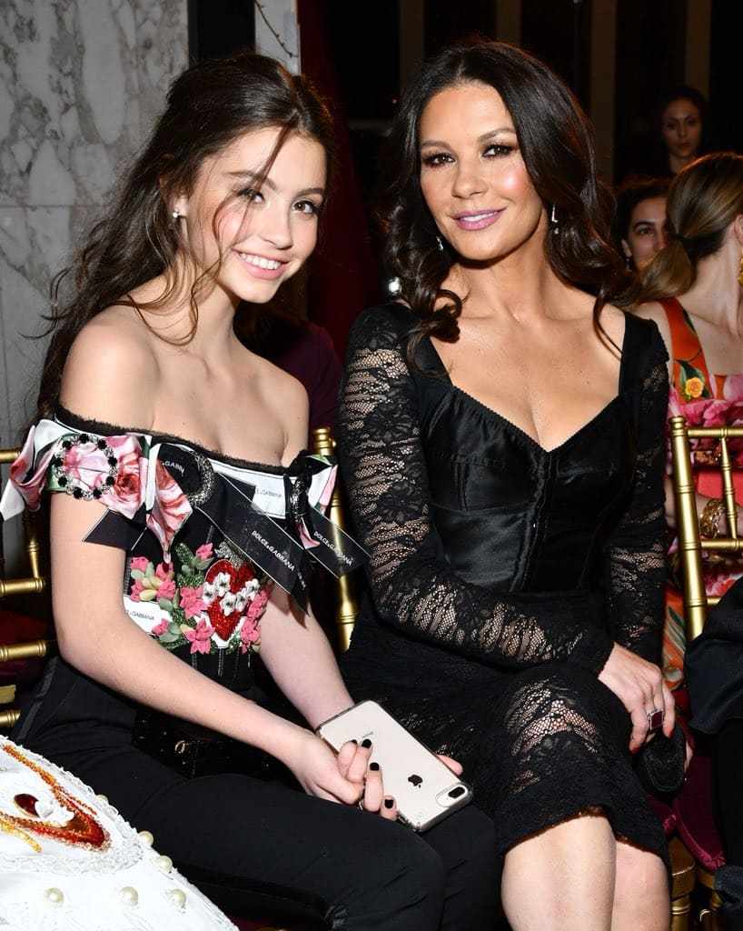 她是“最可吻”女性，被评为奥斯卡最佳着装人士，怀孕还又唱又跳