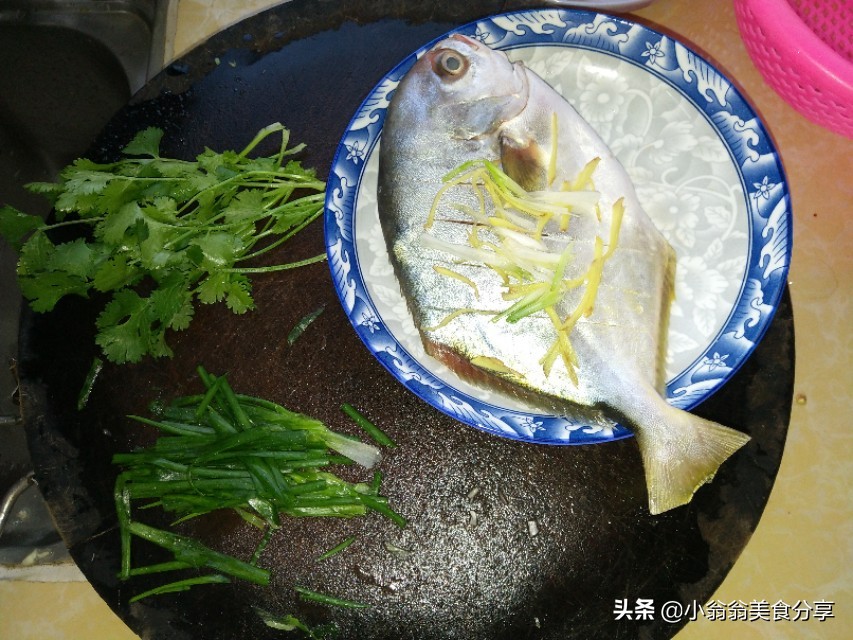 清蒸鲳鱼家常做法鲳鱼去内脏,鲳鱼最好的吃法清蒸鲳鱼