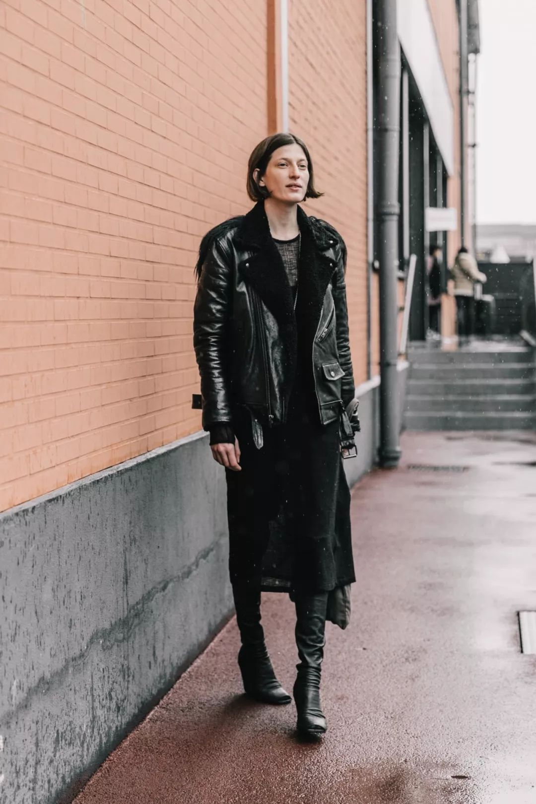 比大衣厚一点的外套,比羊羔毛细的绒外套