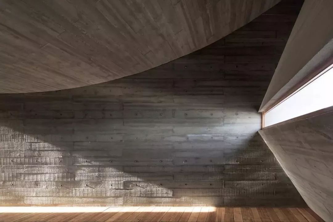 孤独的建筑物,孤独的建筑金湾