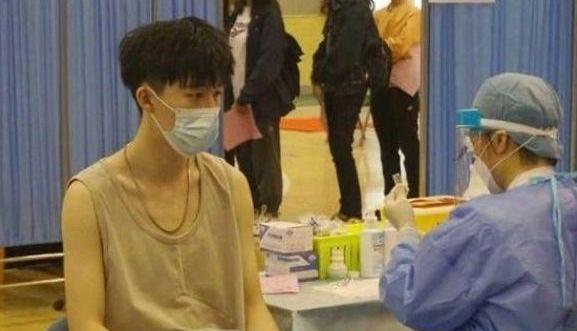 高中体育生“打疫苗”，完美身材太养眼，连老阿姨都心动了