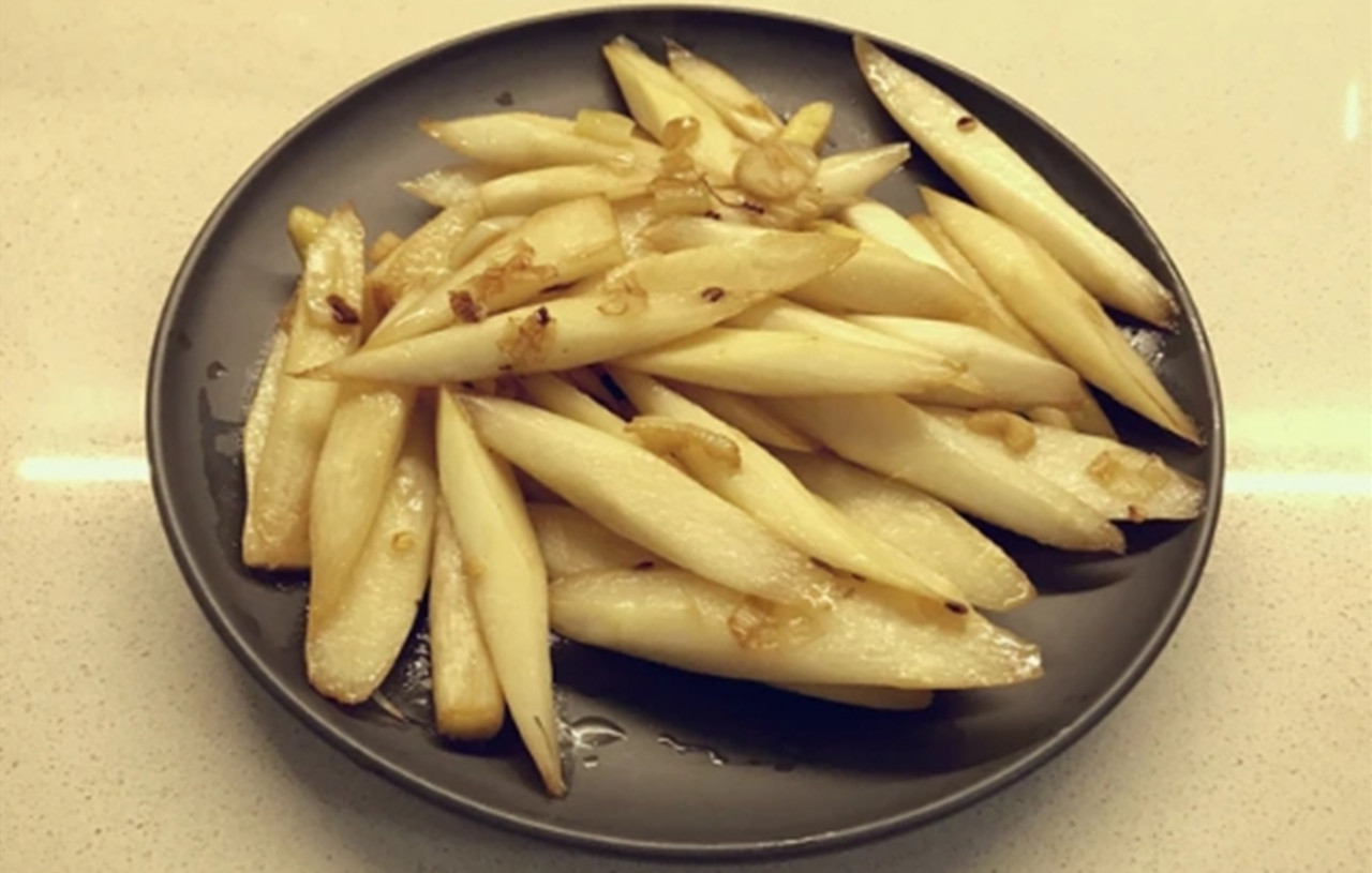 5月我家喜欢吃这菜，吃一根等于吃3个鸡蛋，老外见了直接生吃