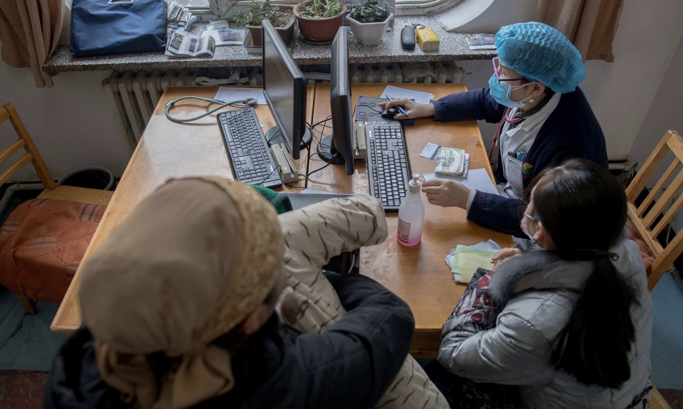 宝宝误拿502胶水滴眼睛怎么办,宝宝误把502滴进眼睛