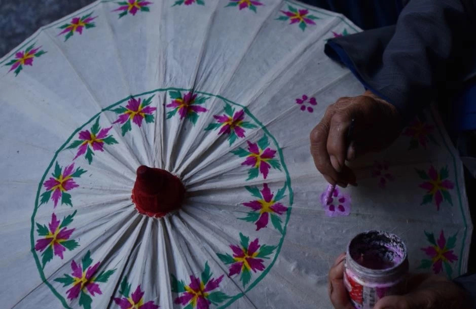 撑一把油纸伞邂逅于江南断桥边,撑一把油纸伞走在悠长的古巷