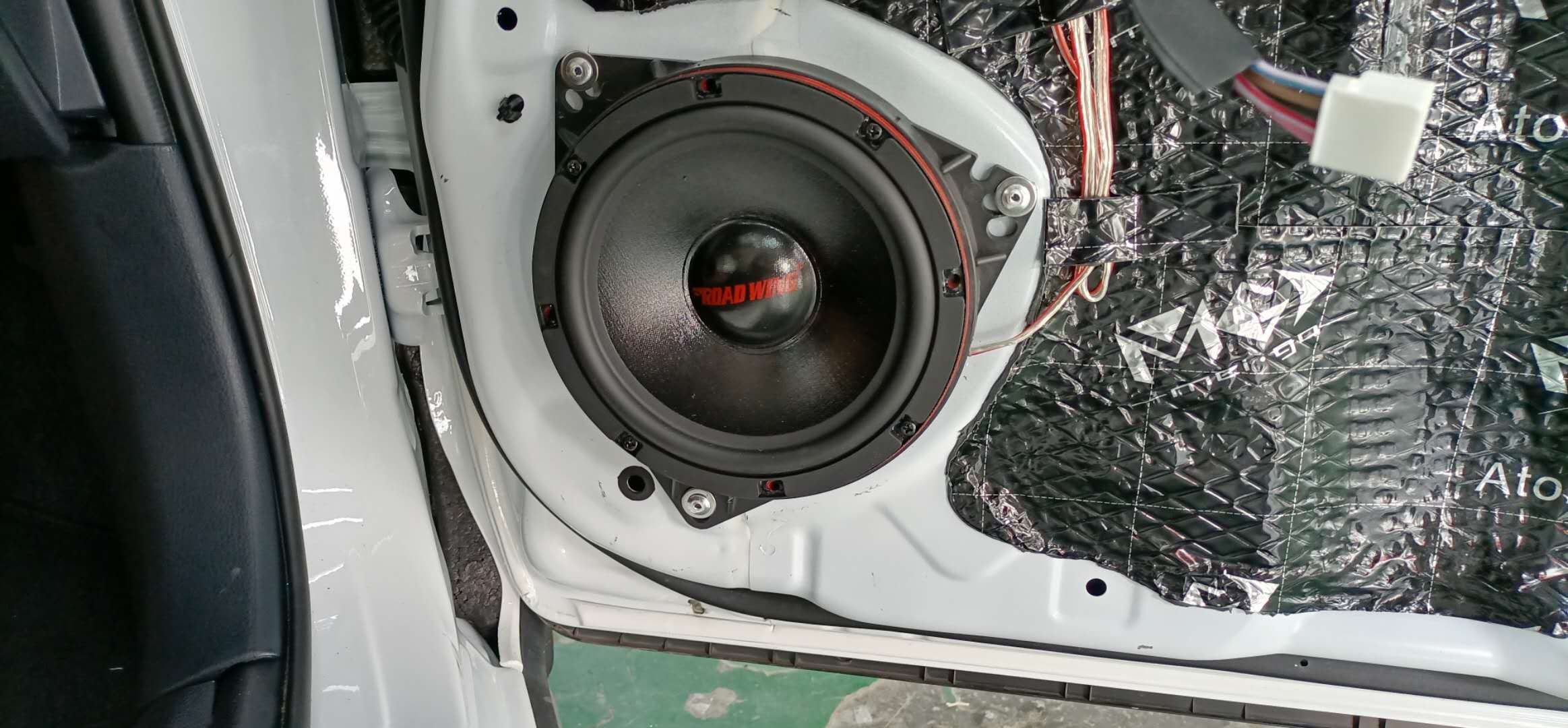 致炫后声场没有喇叭怎么办？如何由两喇叭变八喇叭？