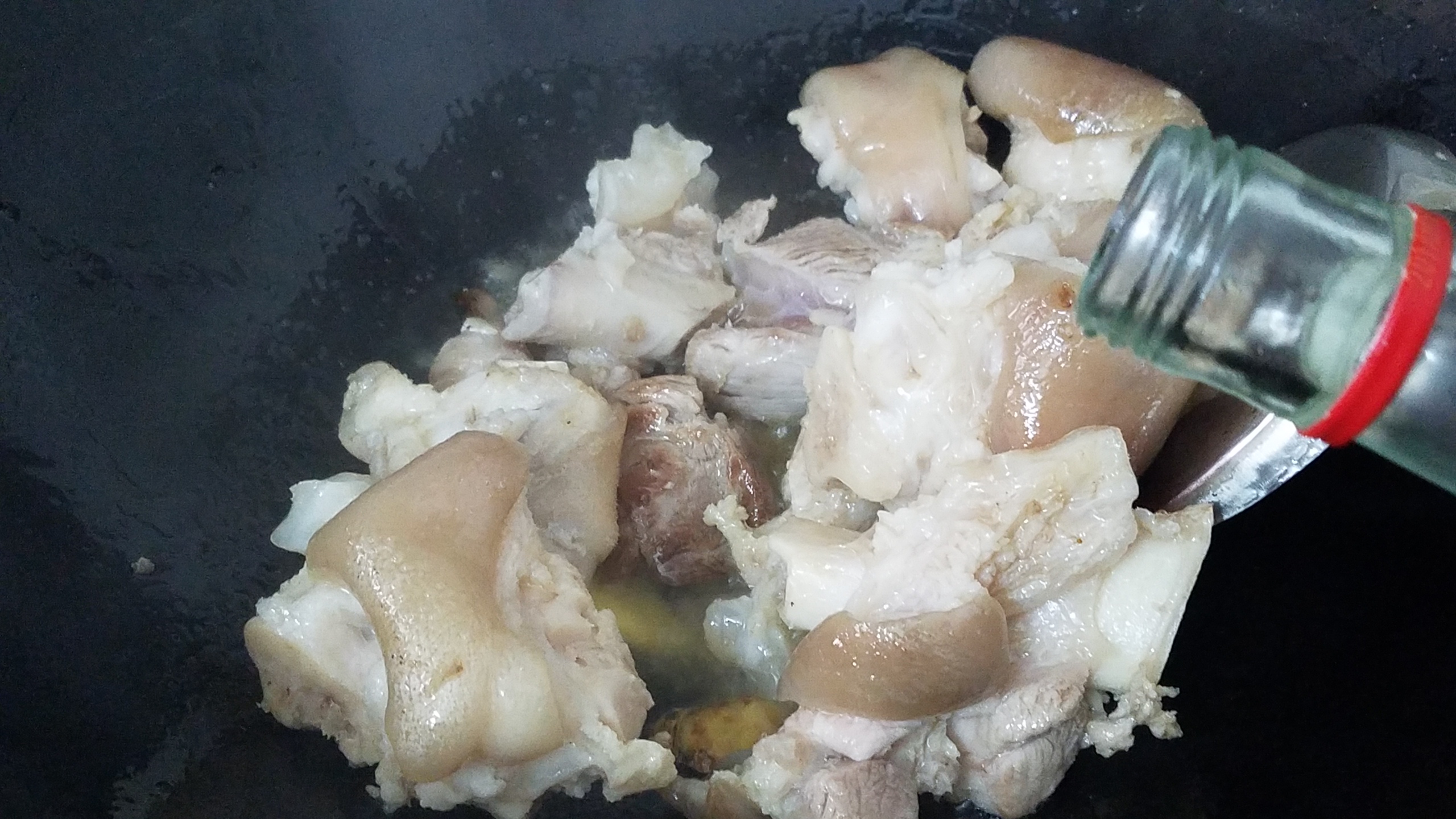 猪脚最简单的焖法,电饭锅焖酱猪脚