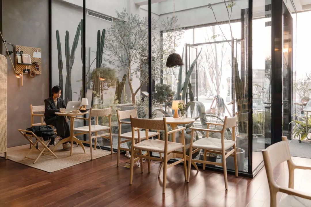 京城首家！探秘最热门“一尺花园”咖啡馆，西山脚*体下**会海派腔调