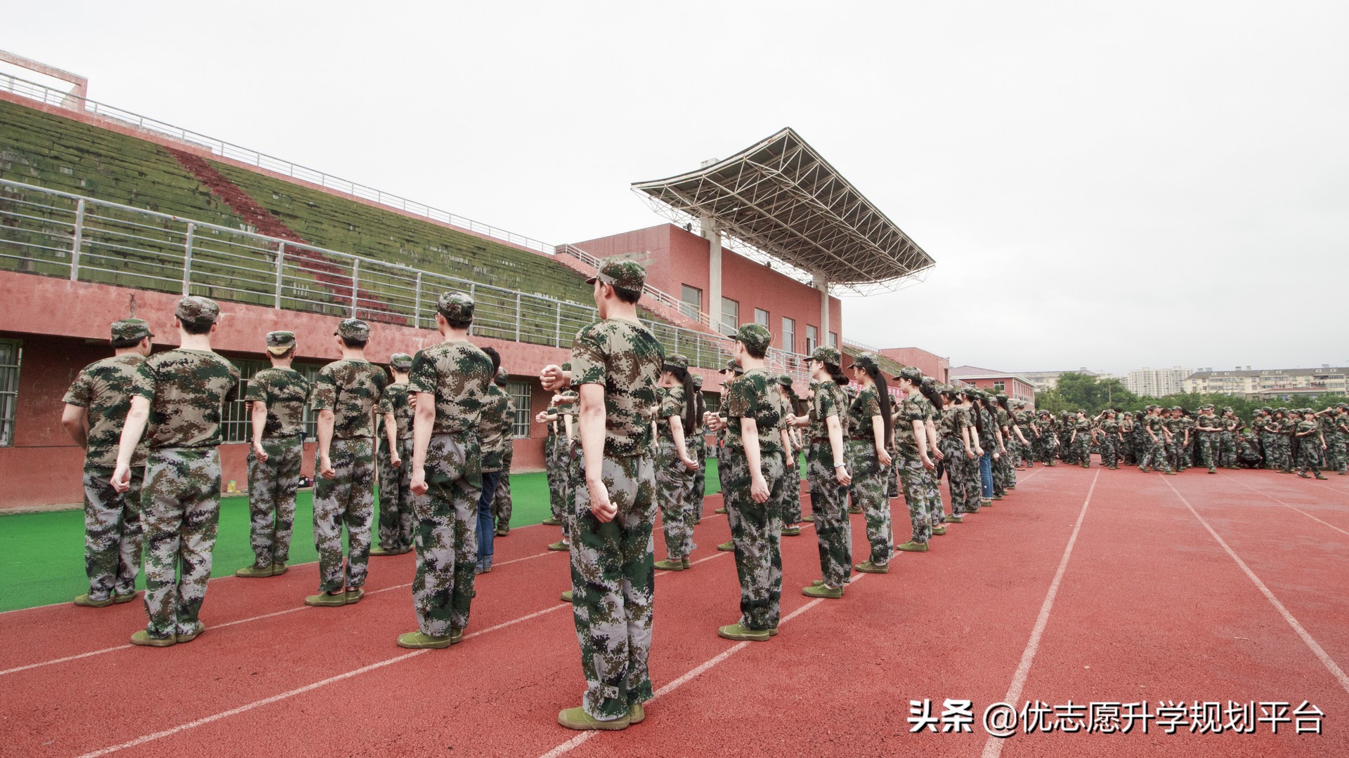 “白人”变“黑人”？准大一军训最全攻略，让你无惧酷暑