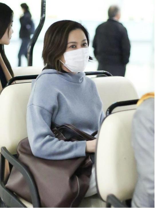 56岁关之琳穿裤裙现身机场,关之琳穿搭太高调了荧光绿针织裙