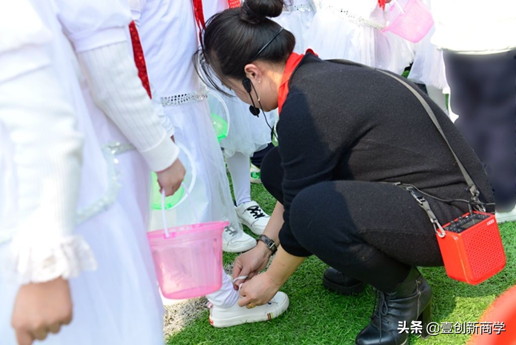 “我不会系鞋带,我妈说只要会学习就够了”时代巨婴是父母的错?