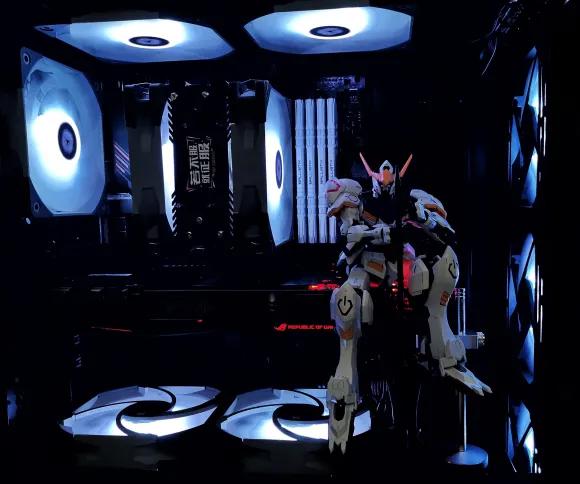 直男什么都可以凑合，但他的电脑必须发光