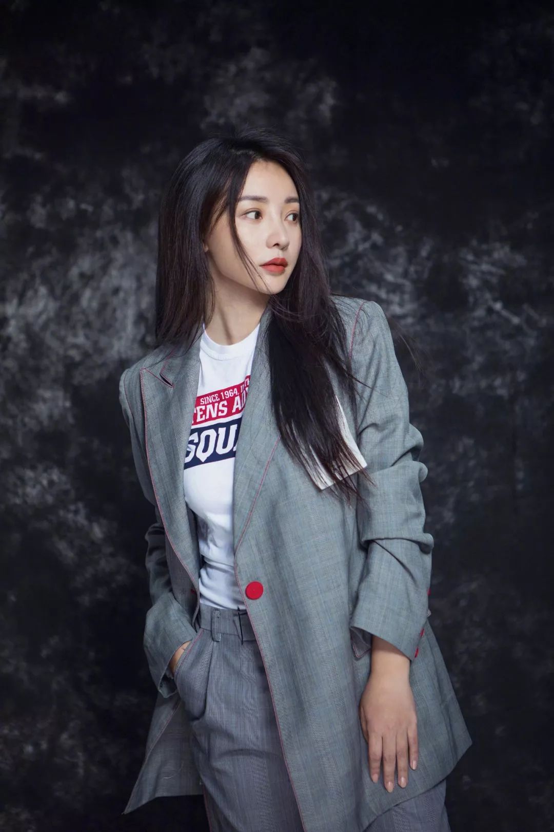 一个低胸性感女王,私底下想活得更严肃和朴素