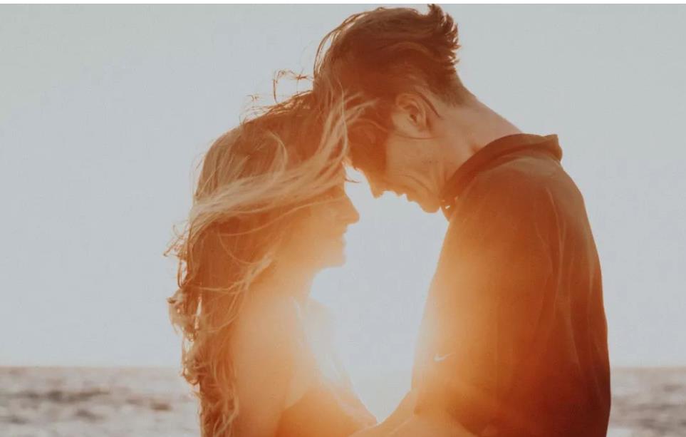 想要征服一个女人,可以用“黑暗效应”,很有用