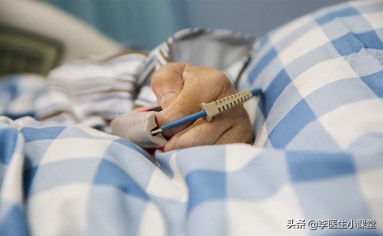 家人脑出血住院家庭怎么办,家里人出现脑出血家庭急救方法