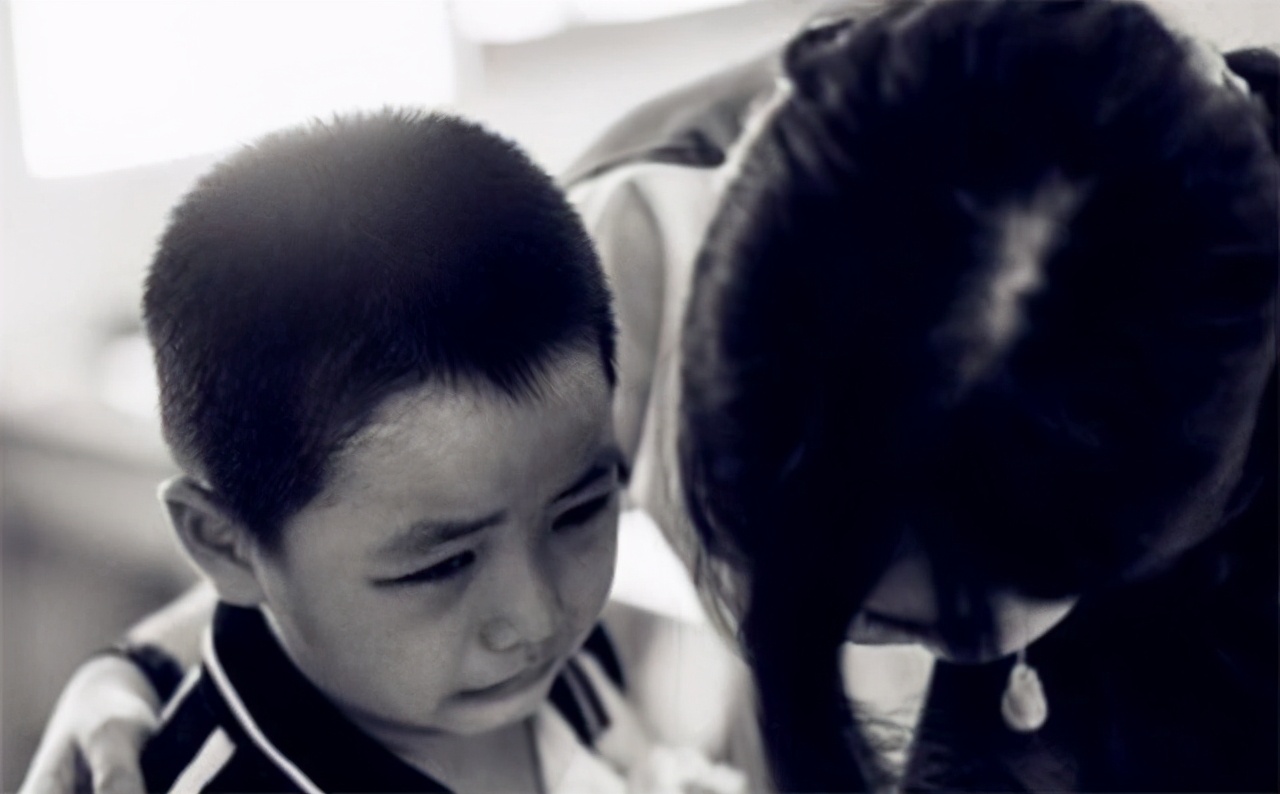 小孩哭闹一招止哭的视频,孩子哭闹时正确的安抚话术