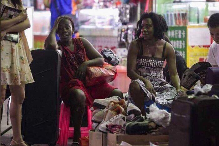 赖在广州不肯走的黑人,都靠什么养活自己?当地人:主要干这些事