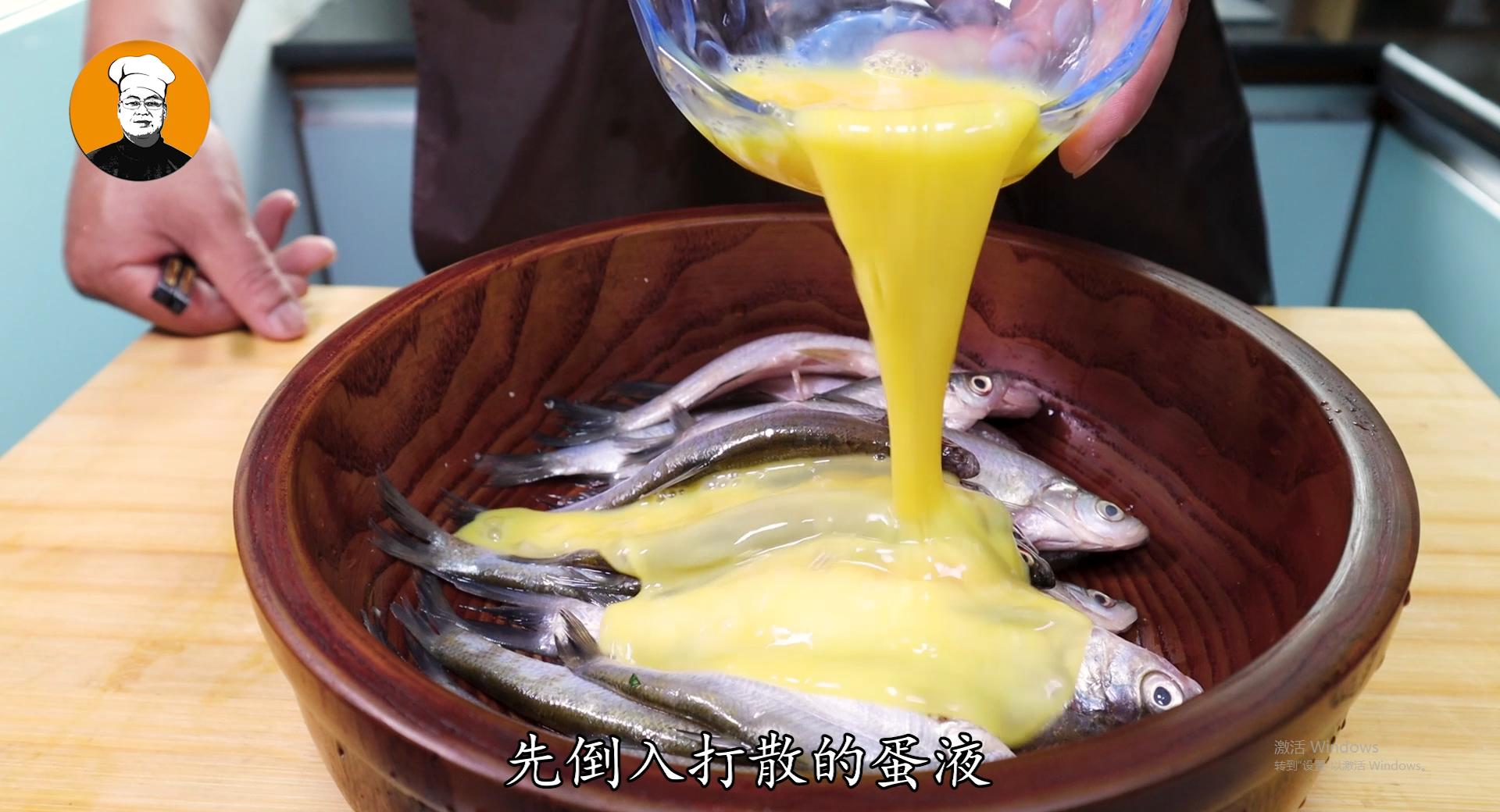 炸小鱼加鸡蛋,油炸小鱼加上汤