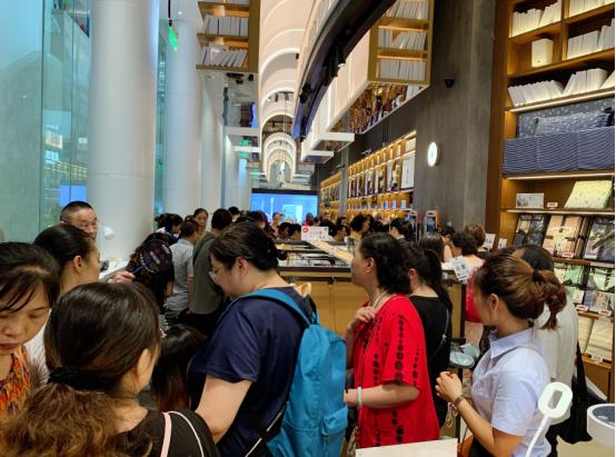 重庆小姐姐太给力，苏宁极物旗舰店刚一开业就被买爆