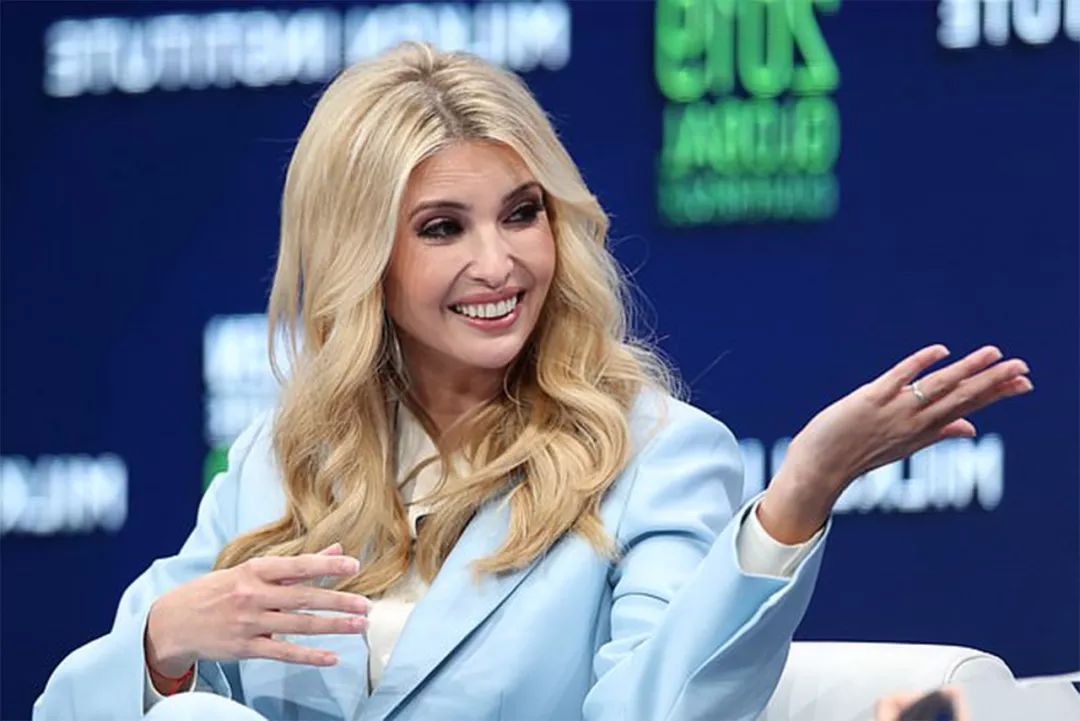 伊万卡穿灰色格纹西装照,伊万卡出席会议着时髦合作款西装