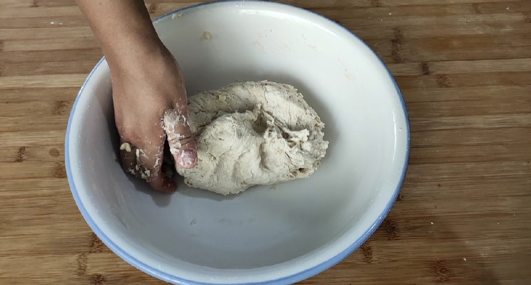 双擀面杖擀小笼包皮教程,小笼包现做现蒸的方法