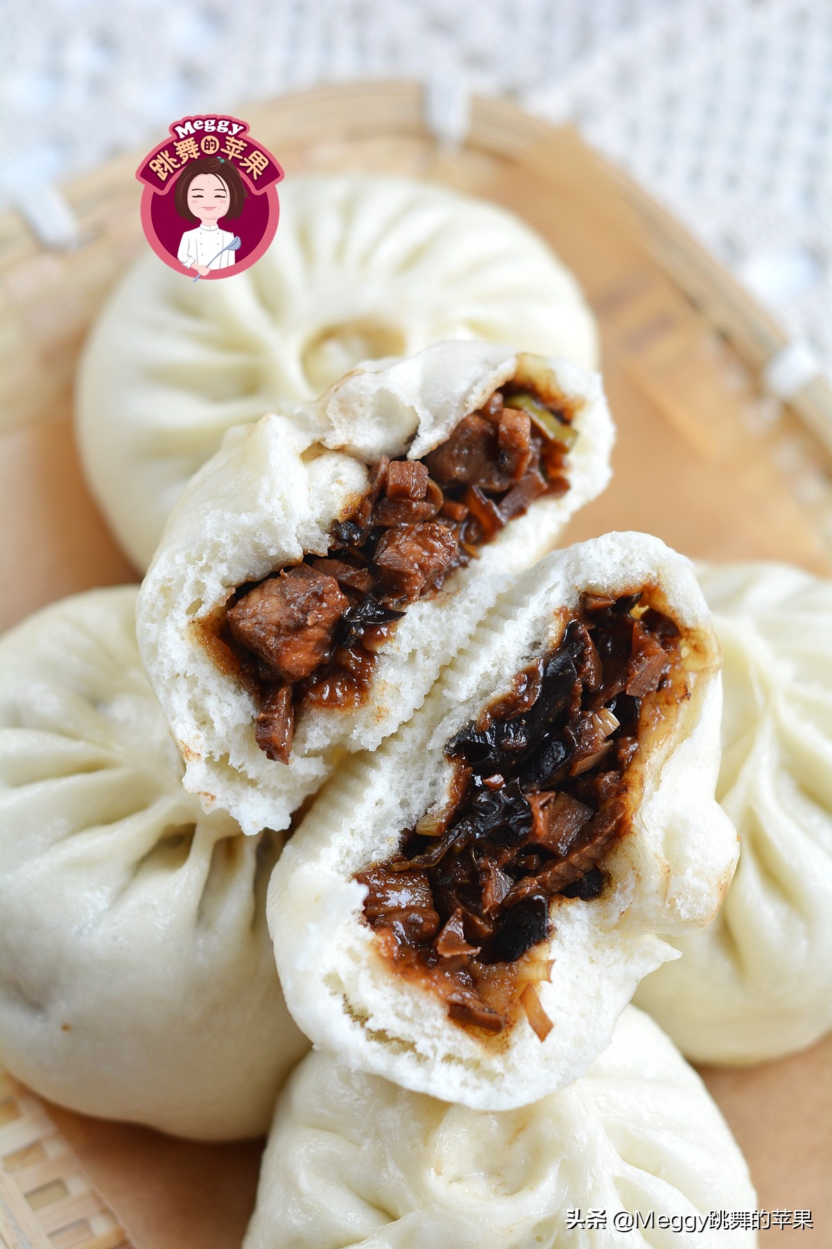 春天必吃的春笋酱肉包子，一锅16个全进肚了，抹抹嘴还没解馋