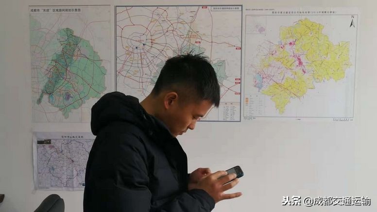 穿上跑鞋奔跑在熟悉的道路,穿上跑鞋踏上赛道