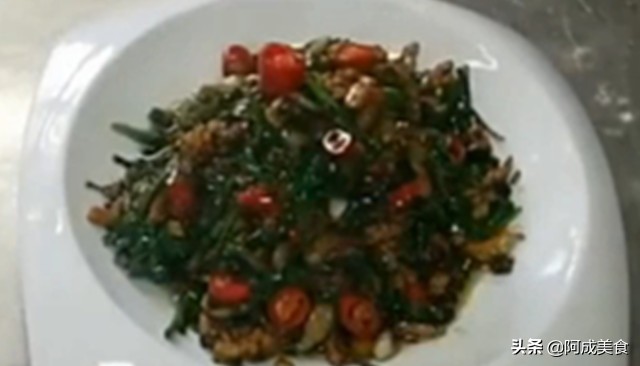 厨师长教做鱿鱼炒韭菜,大厨做美食韭菜炒鸡蛋