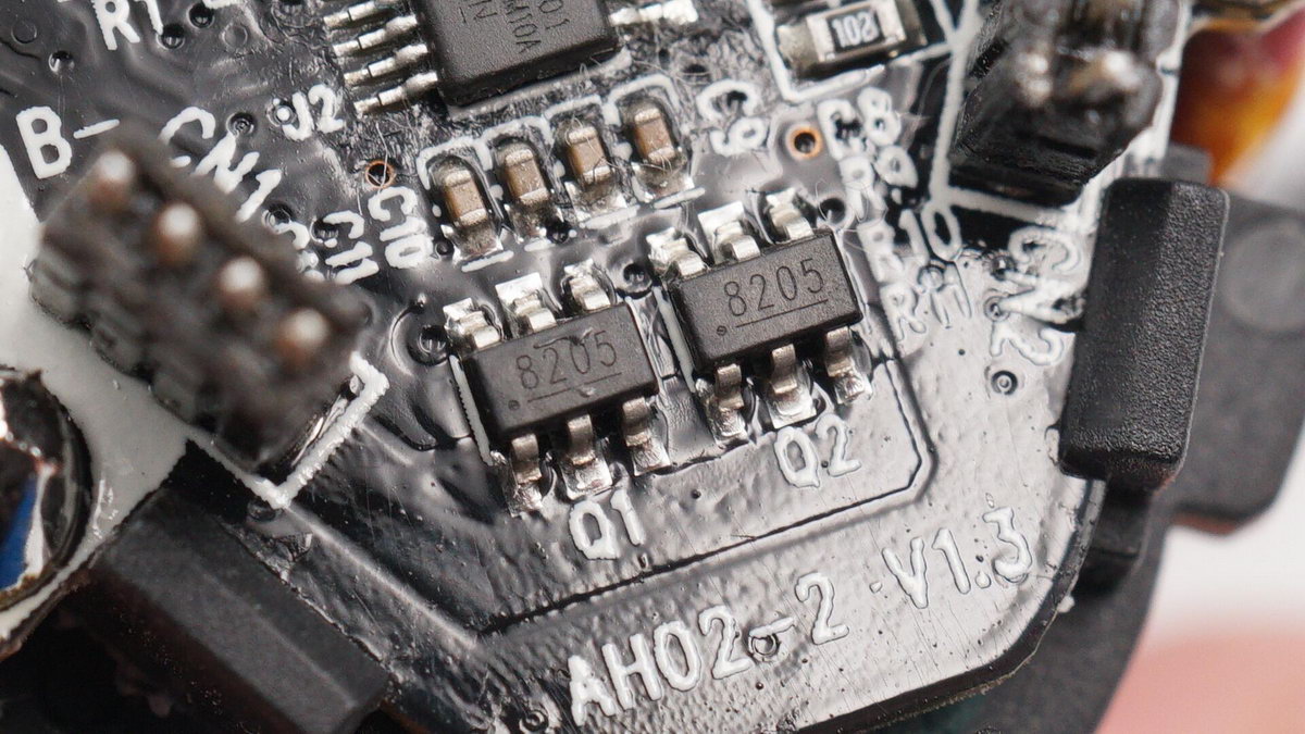 电钻拧三合一螺丝,微型手持小电钻拆解