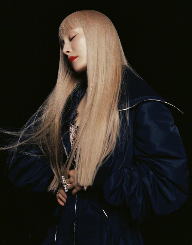 杨幂难得换新发型，穿豹纹拍大片上热搜，却遭亲爸吐槽马甲线不足