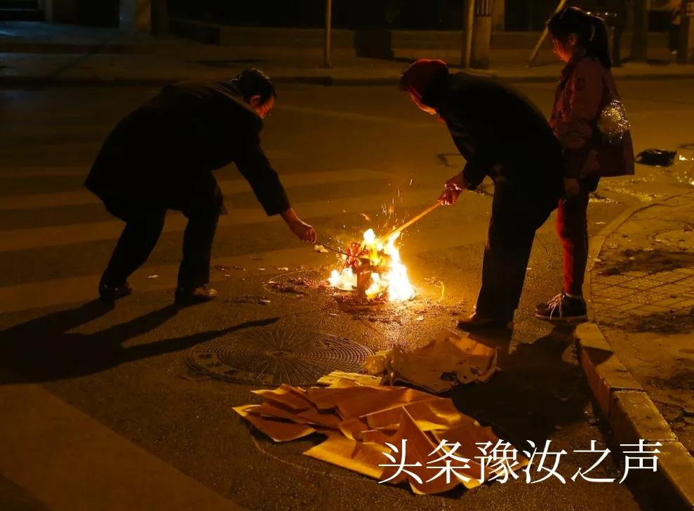 十月初一送寒衣需要点香点蜡烛吗,十月初一给亲人送寒衣都烧什么