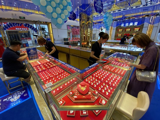 黄金一路“飞涨”，郑州多家金店客流量一般，黄金回收店的顾客却排起了队