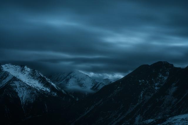 江湖上仍有雨神的传说，四撩四个姑娘还是云里雾里不见真容