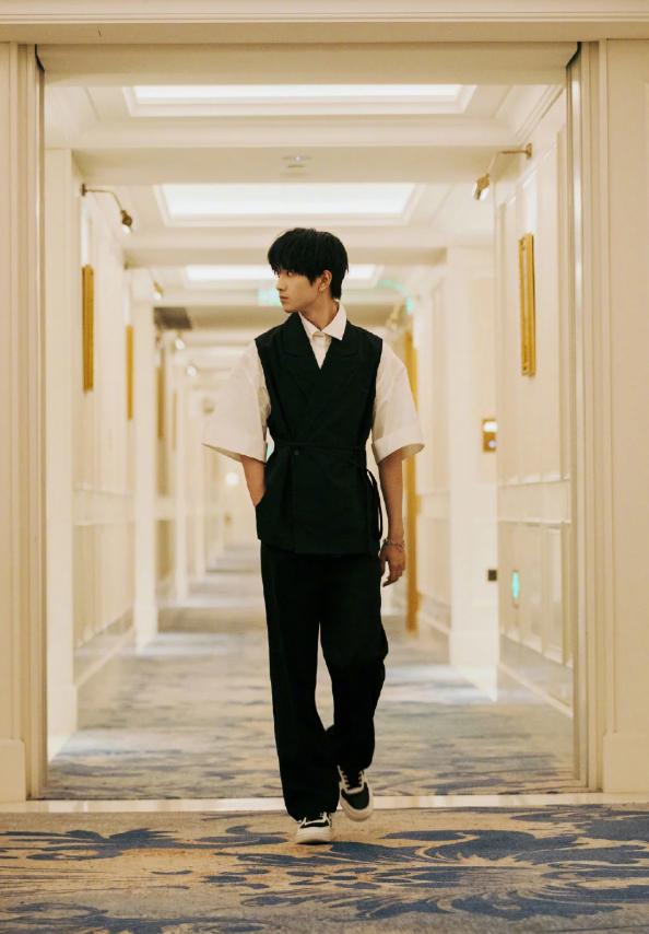 敖子逸美式证件照,敖子逸氛围感十足照片