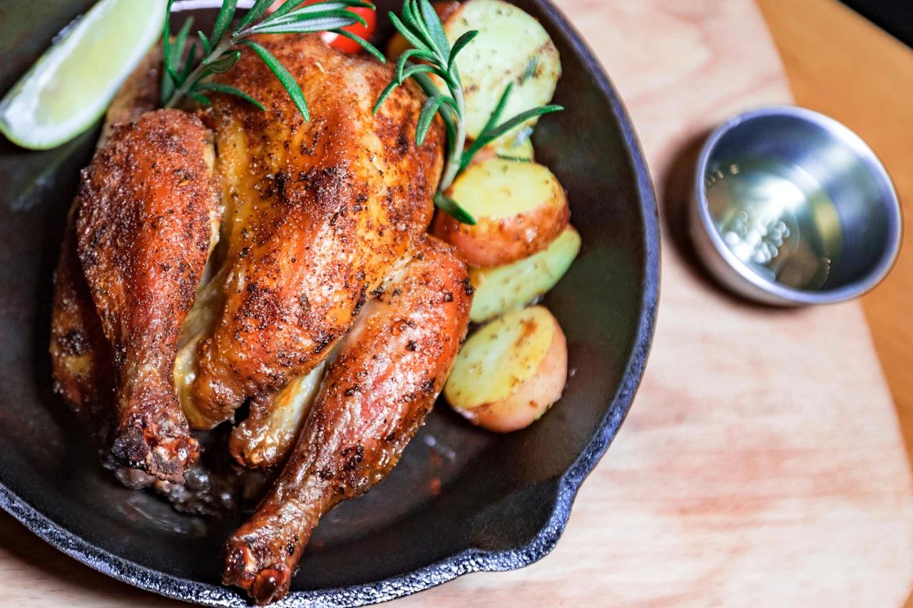 重庆第①家正版餐酒博物馆来了！1000+酒水，50+简餐，嗨翻16h