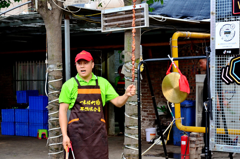 吉利网红美食打卡地军鹏烤全羊一米烤大串欢迎您