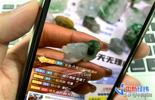 文玩市场直播捡漏,标价288万文玩以288元成交