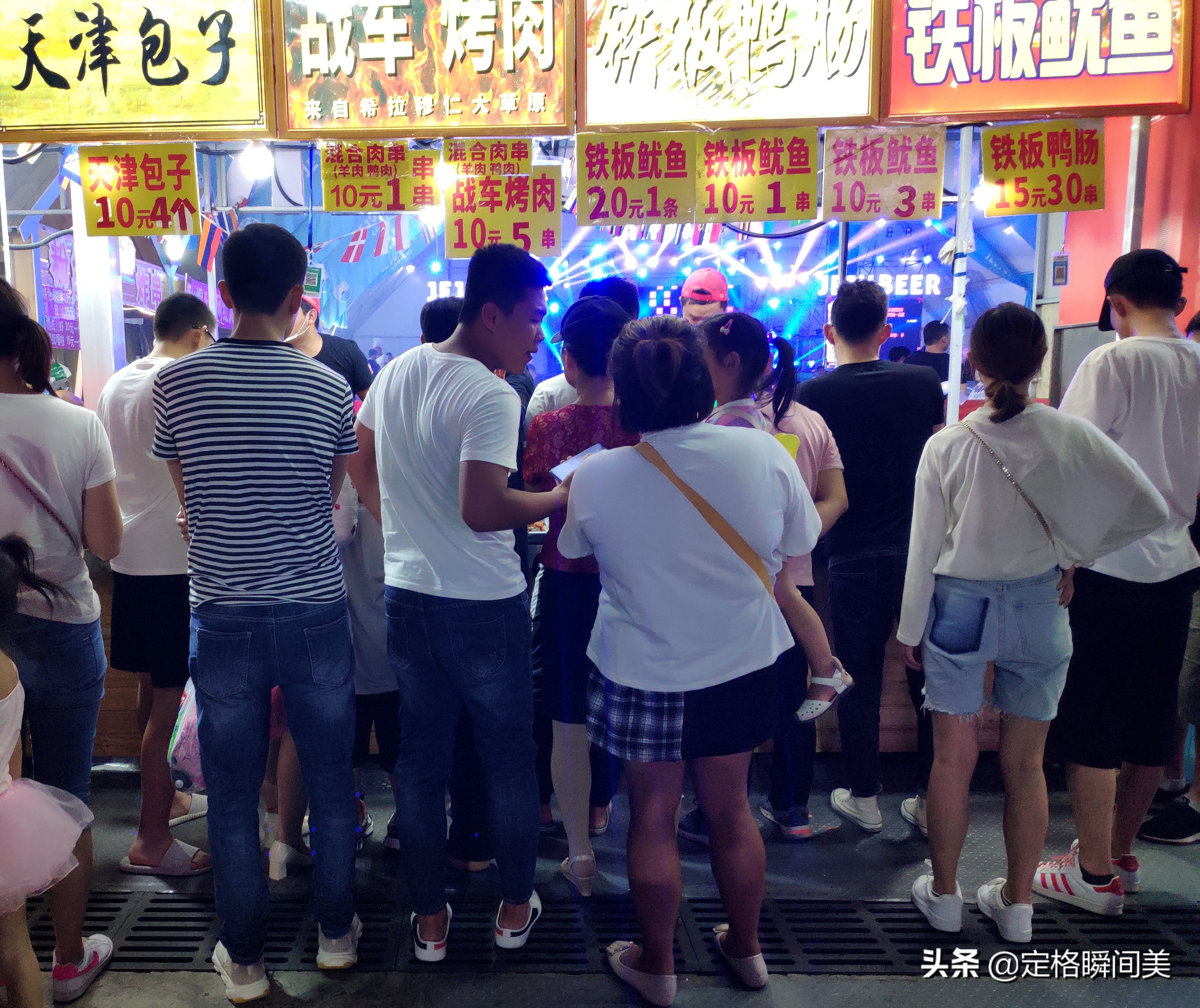 小生意赚大钱，晚上顾客排长队，一月的收入比你一年挣得都多