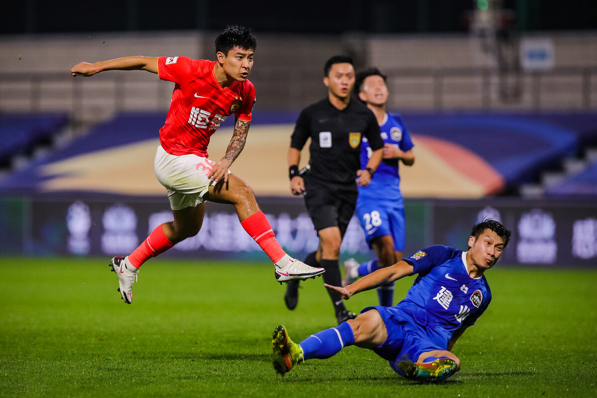 怎样解决前锋带球很少打门,足球队员不给力怎么办