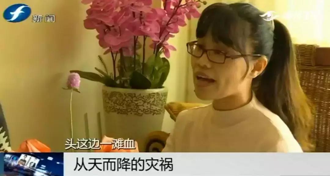 好险|大爷公园散步，硕大枝条垂直戳下，再偏毫厘后果不敢想！